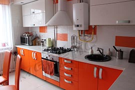 Кухня. Фасады: МДФ крашенный (оранжевый глянец). Столешница EGGER.