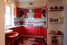 Кухня. Корпус: ДСП бежевый; фасады: красный пластик HPL + фотопечать в аллюминиевой рамке; фотоскинали.