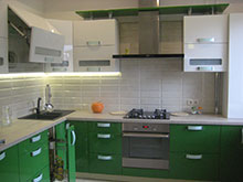 Кухня. Фасады: крашенный МДФ; на фото показаны карго, подъёмные механизмы Авентос.