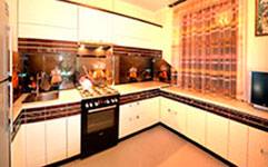 Кухня. Фасады: крашенный МДФ с фрезеровкой и вставками из натурального шпона; пристенок: стекло с фотопечатью.